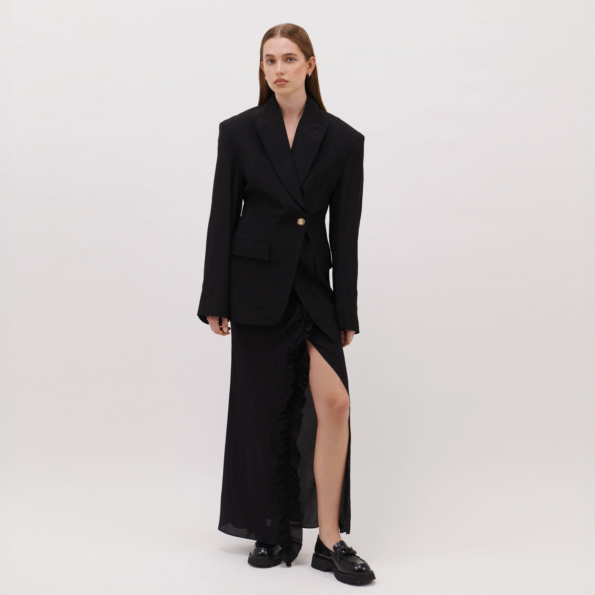 www.shoot_dot_studio_SUIT_1 square